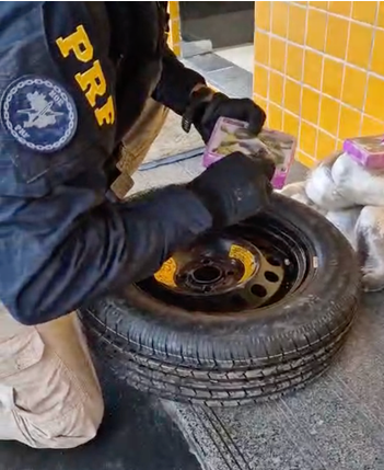 PRF encontra cocaína escondida em estepe durante operação na BR-101 em Sergipe