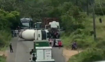 Caminhão-tanque se solta de guincho e tomba na SE-270