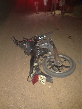 Motociclista de 21 anos morre após bater em poste