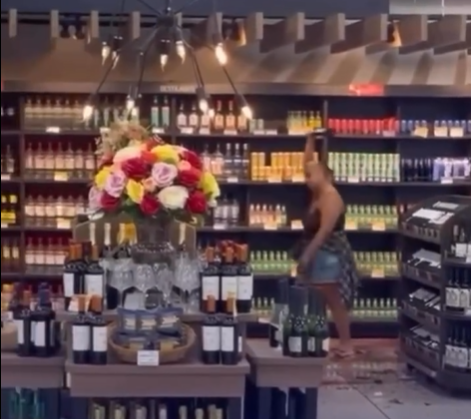 Mulher quebra várias garrafas de vinho em supermercado e é detida 