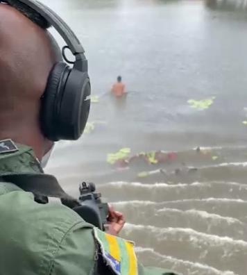 VÍDEO: durante perseguição, homem pula no Rio Poxim para tentar fugir dos policiais, mas é alcançado