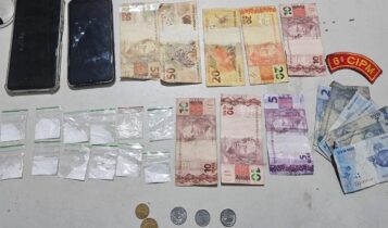 Casal é flagrado vendendo drogas e acaba preso em ponto de ônibus de Aracaju