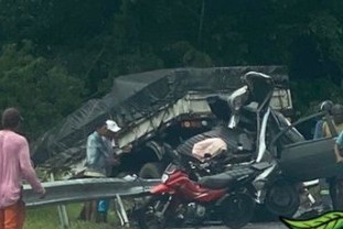 Colisão entre caminhão e carro deixa uma pessoa morta na BR-101