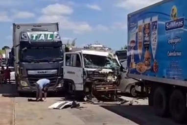 Engavetamento na BR-101 deixa um ferido e causa lentidão em Japaratuba