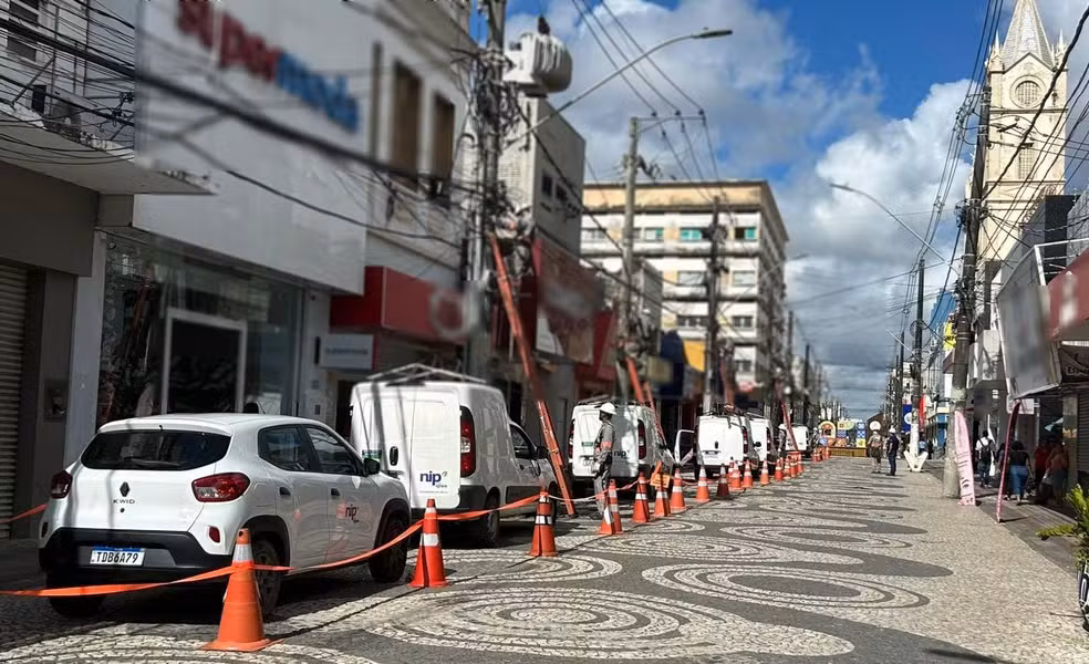 Mutirão remove cabos clandestinos no Centro de Aracaju
