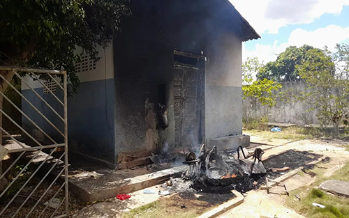 Cobrando melhoria nos serviços, moradores de Pinhão invadem prédio da Deso e ateiam fogo em pneus