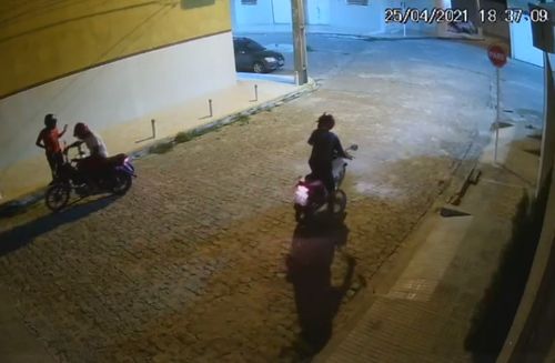 Dupla suspeita de roubar motocicleta de entregador de lanches é presa pela Polícia Civil em Itabaiana