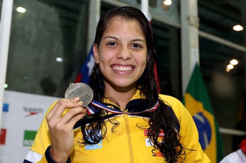Sarah Marques, uma das melhores nadadoras de Sergipe, irá lançar um livro sobre sua história