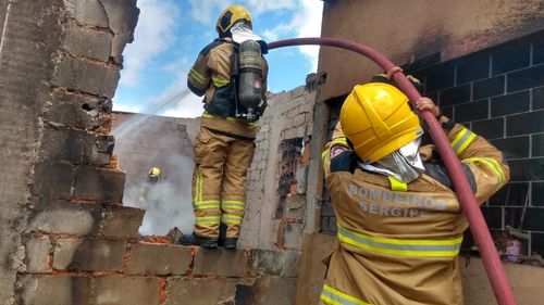 Incêndio de grandes proporções é controlado pelo Corpo de Bombeiros com uso de 100 mil litros de água