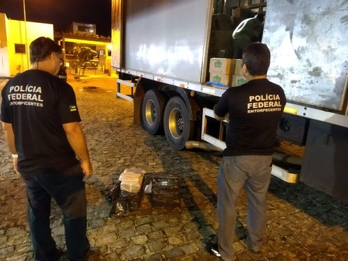 PF apreende em Sergipe 50 kg de crack escondidos num caminhão que transportava doces