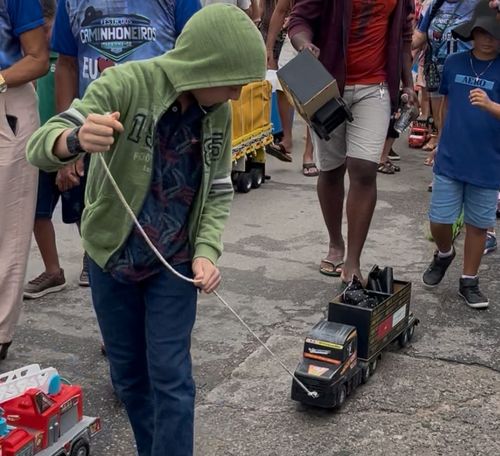 Carreata Mirim encanta Itabaiana e reúne milhares de crianças com seus caminhõezinhos de brinquedo