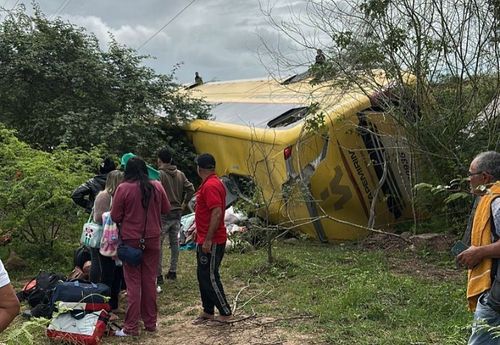 Ônibus com cerca de 40 passageiros tomba na SE-230, em Poço Redondo