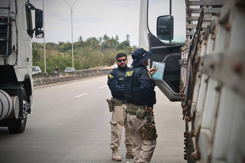 PRF flagra menino de 12 anos conduzindo caminhão na BR 235 em Itabaiana