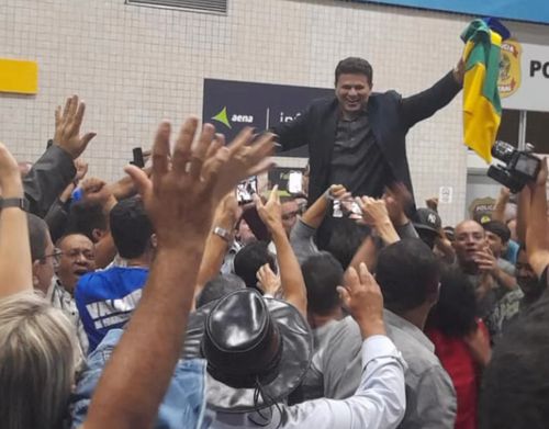 Na volta de Brasília, Valmir de Francisquinho é recebido por multidão no Aeroporto de Aracaju, durante a madrugada