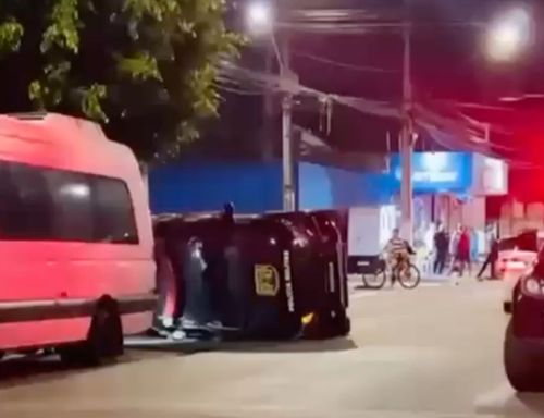 Viatura da Polícia Militar tomba durante perseguição no bairro América, em Aracaju