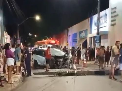 Veículo colide com postes e atinge comércio em grave acidente em Estância