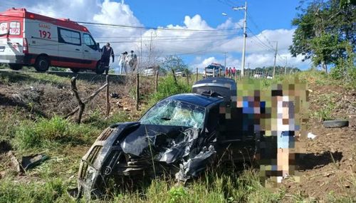 Acidente em Divina Pastora deixa quatro feridos após veículo colidir com poste