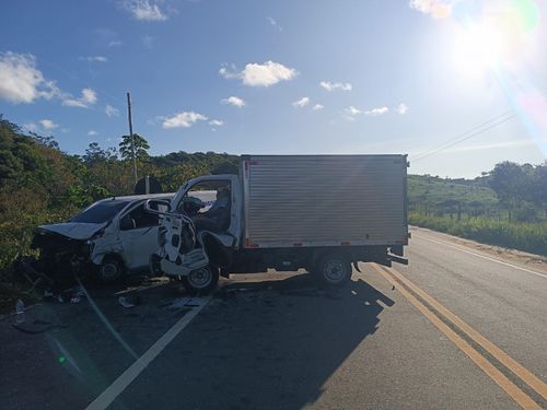 Colisão frontal é registrada na SE-100; vítimas foram socorridas pelo Samu
