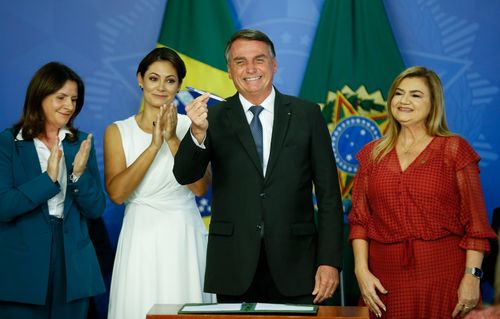 Após aprovação na Câmara e Senado, lei do piso salarial da enfermagem é sancionada pelo presidente Bolsonaro