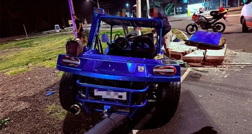 Duas pessoas ficam feridas após buggy bater em poste na SE-100, em Aracaju