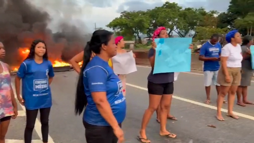 Moradores de Nossa Senhora do Socorro bloqueiam BR-101 em protesto pelo retorno do transporte escolar