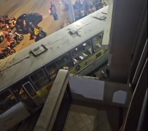 Ônibus desgovernado invade calçada e atinge comércio em Itabaiana
