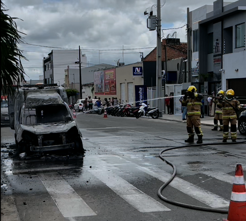 Ambulância de Moita Bonita pega fogo em Itabaiana; ninguém se feriu