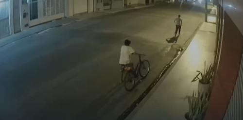 Mulher morre atropelada enquanto empurrava bicicleta em São Domingos; câmeras registram o acidente