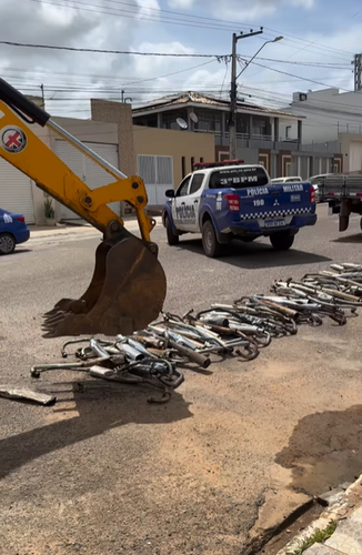 Polícia destrói escapamentos irregulares apreendidos em Ribeirópolis