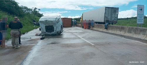 Carreta tomba na BR-101 em Capela e motorista é socorrido pelo Samu