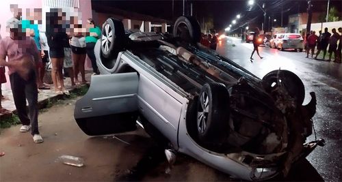 Carro capota após colidir com carroça em rodovia de Itaporanga; condutor fugiu do local