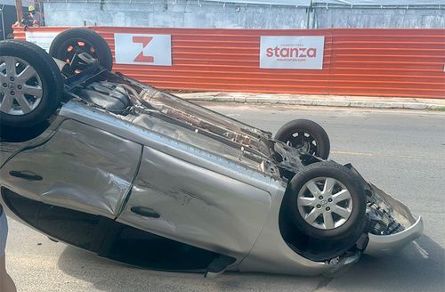 Carro capota após colisão transversal no bairro Coroa do Meio, em Aracaju