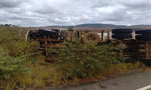 Motorista fica ferido após caminhão tombar em Nossa Senhora das Dores
