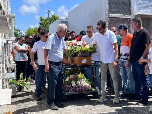 Corpo de farmacêutico morto a tiros é sepultado em Aracaju