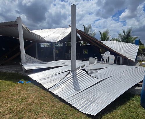Vento forte derruba cobertura de balneário em Campo do Brito e deixa vários feridos