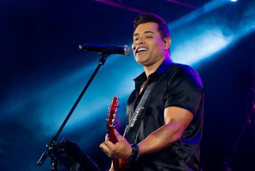 Cantor Kiko Chicabana sofre acidente, tem ferimentos leves e tranquiliza fãs