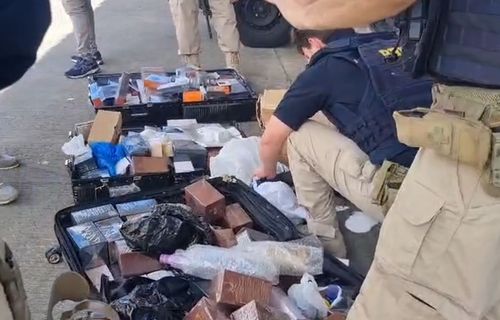 PRF e Denarc apreendem carga irregular de eletrônicos, cosméticos e medicamentos em Sergipe