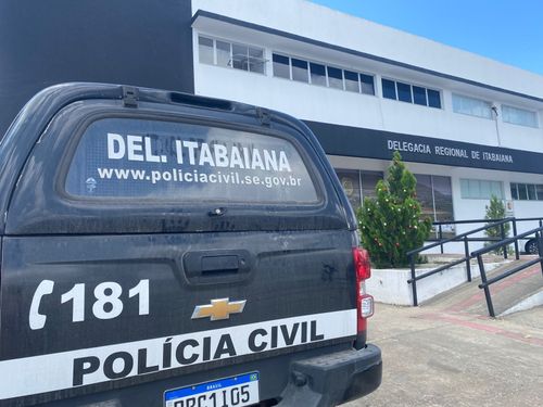 Mulher é conduzida à delegacia após apreensão de droga em Itabaiana