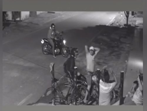VÍDEO: dupla rouba motocicleta e pertences das vítimas em Campo do Brito. Um deles foi preso pela PM