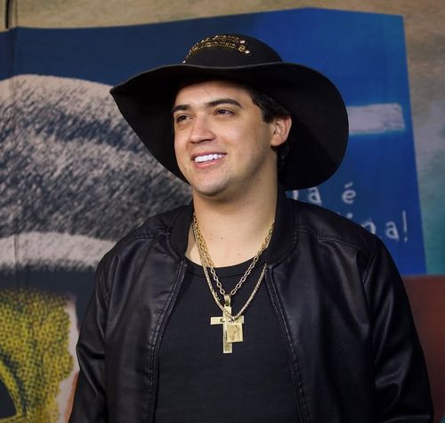 Natazinho Lima celebra 23 anos e recebe prêmio de Melhor Cantor do Pré-Caju 2025