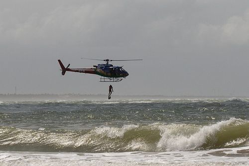 VÍDEO: homem é resgatado pelo GTA no momento que se afogava na praia da Atalaia Nova