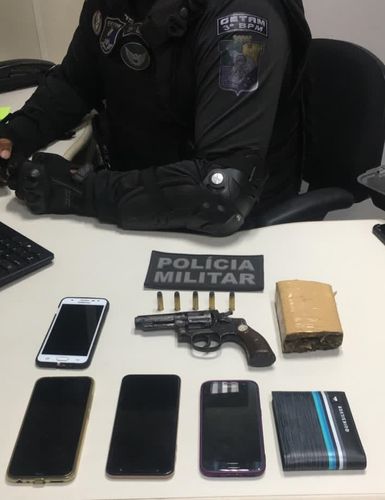 Homem é preso pela PM por porte ilegal de arma de fogo e tráfico de drogas em Itabaiana