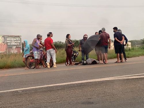 Mulher fica ferida em colisão envolvendo moto e caminhão no povoado Terra Dura, em Itabaiana