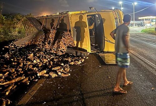 Itabaiana: Caminhão carregado de mandioca tomba em frente ao Posto Sorriso