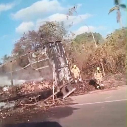 Incêndio destrói carreta carregada com fósforos e velas na BR-101, em Estância