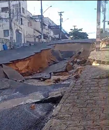 Rompimento de tubulação da DESO causa transtornos no trânsito de Aracaju