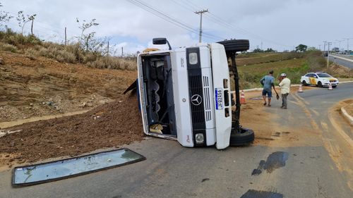 Caminhão carregado de adubo tomba na saída de Nossa Senhora da Glória