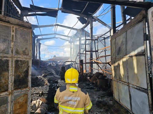 Incêndio em distribuidora de gás em Aracaju afeta 112 moradores; rescaldo continua