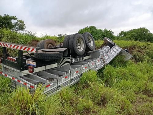 Caminhão tomba em ribanceira após ultrapassagem na rodovia João Paulo II