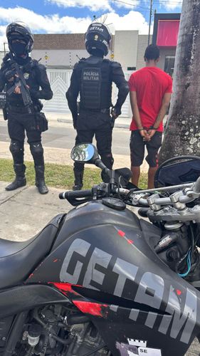 Polícia prende homem de 24 anos com mandado de prisão em aberto por roubo